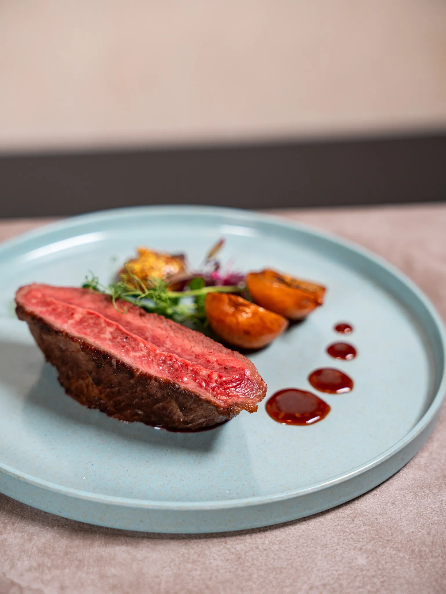 テーブルに並ぶ料理の中で、