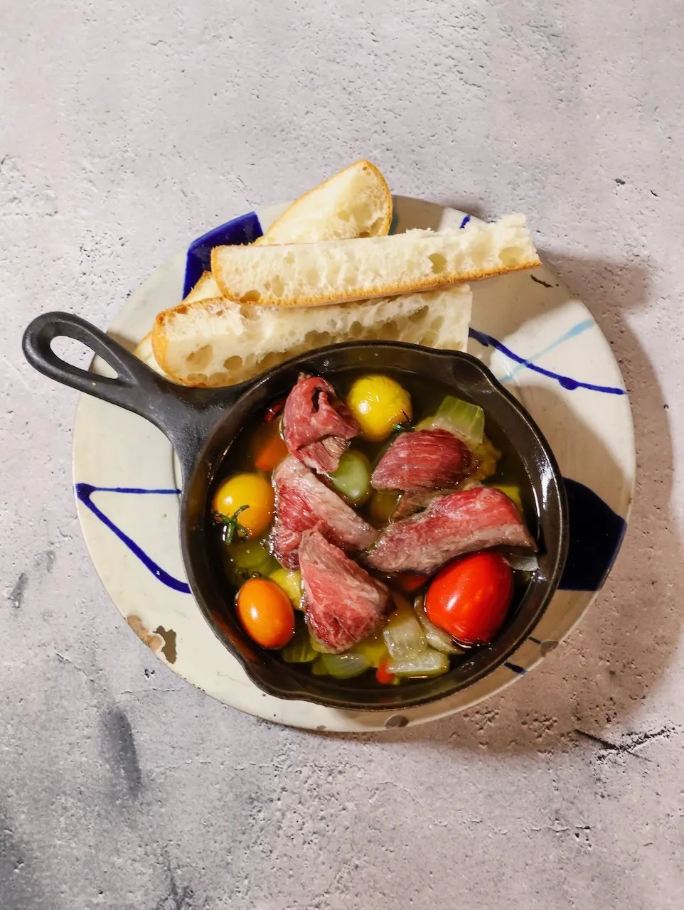 テーブルに並ぶ料理の中で、