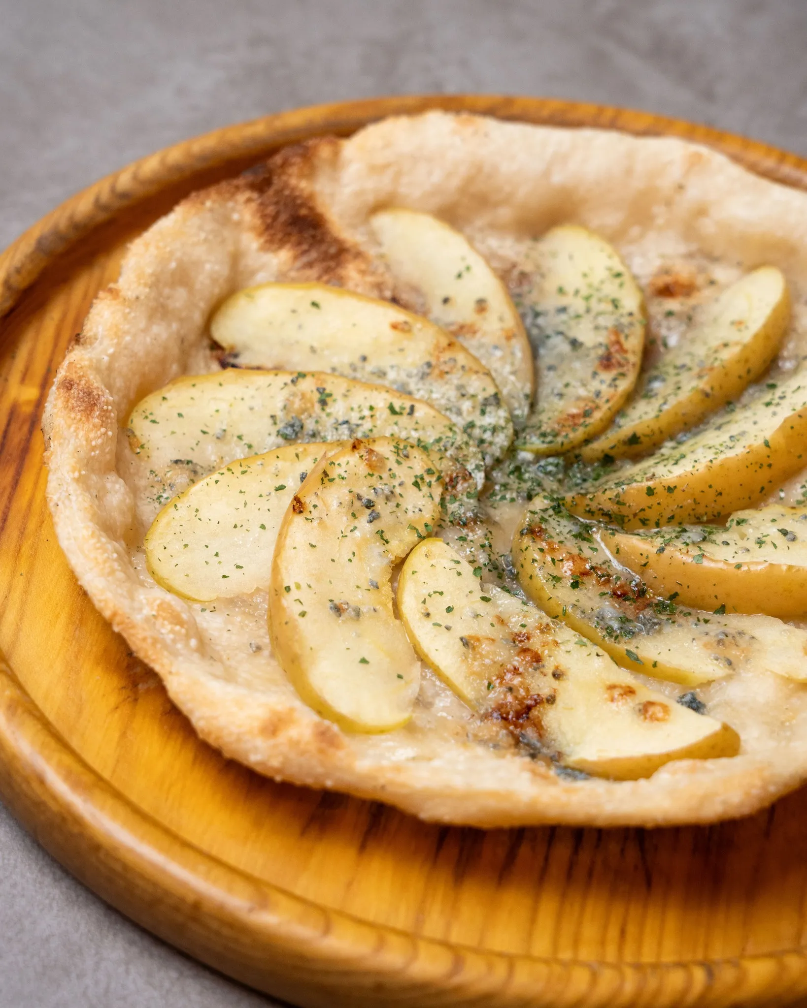 テーブルに次々と料理が並び、