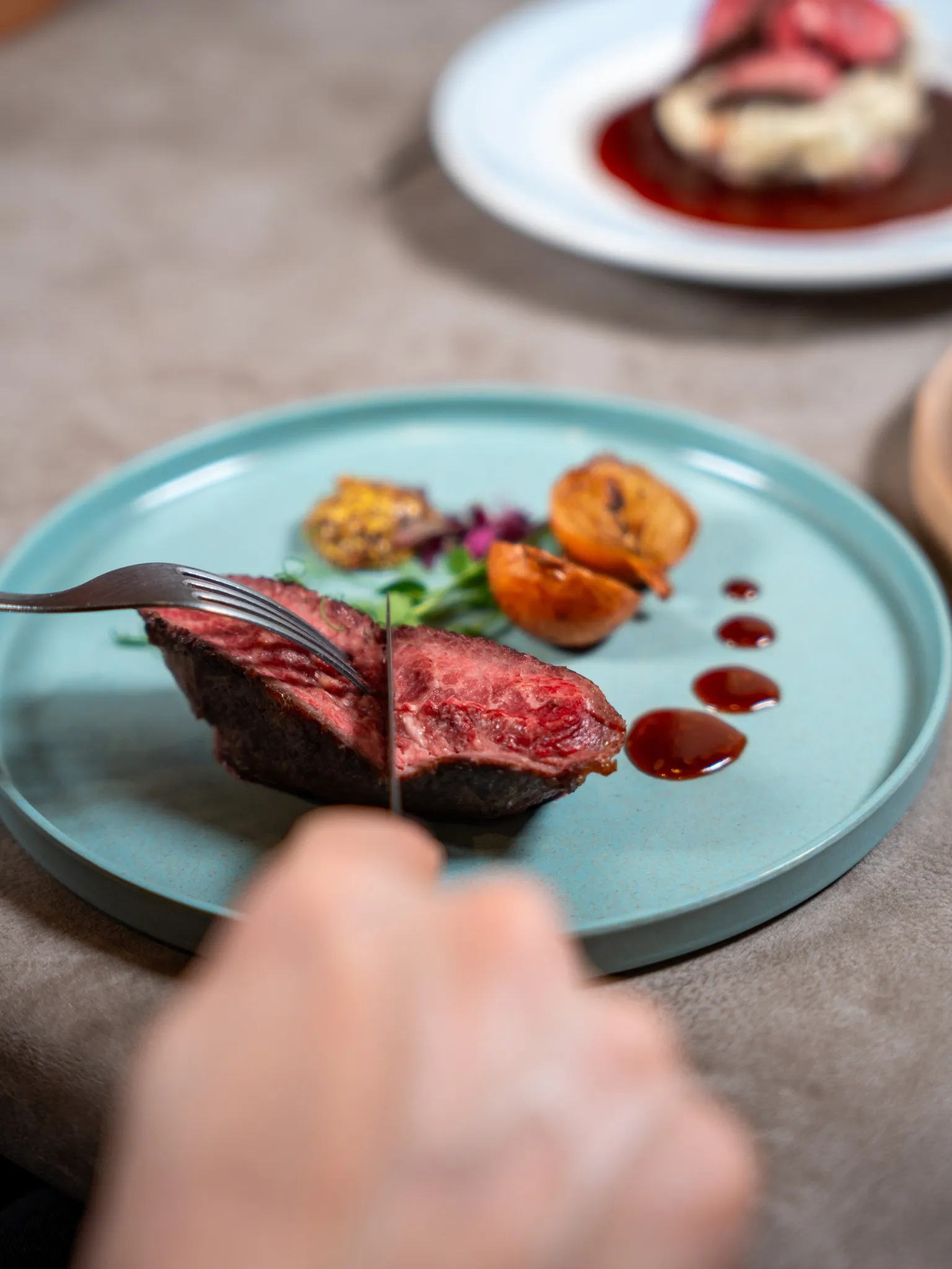 お肉料理を中心に楽しめる一方で、