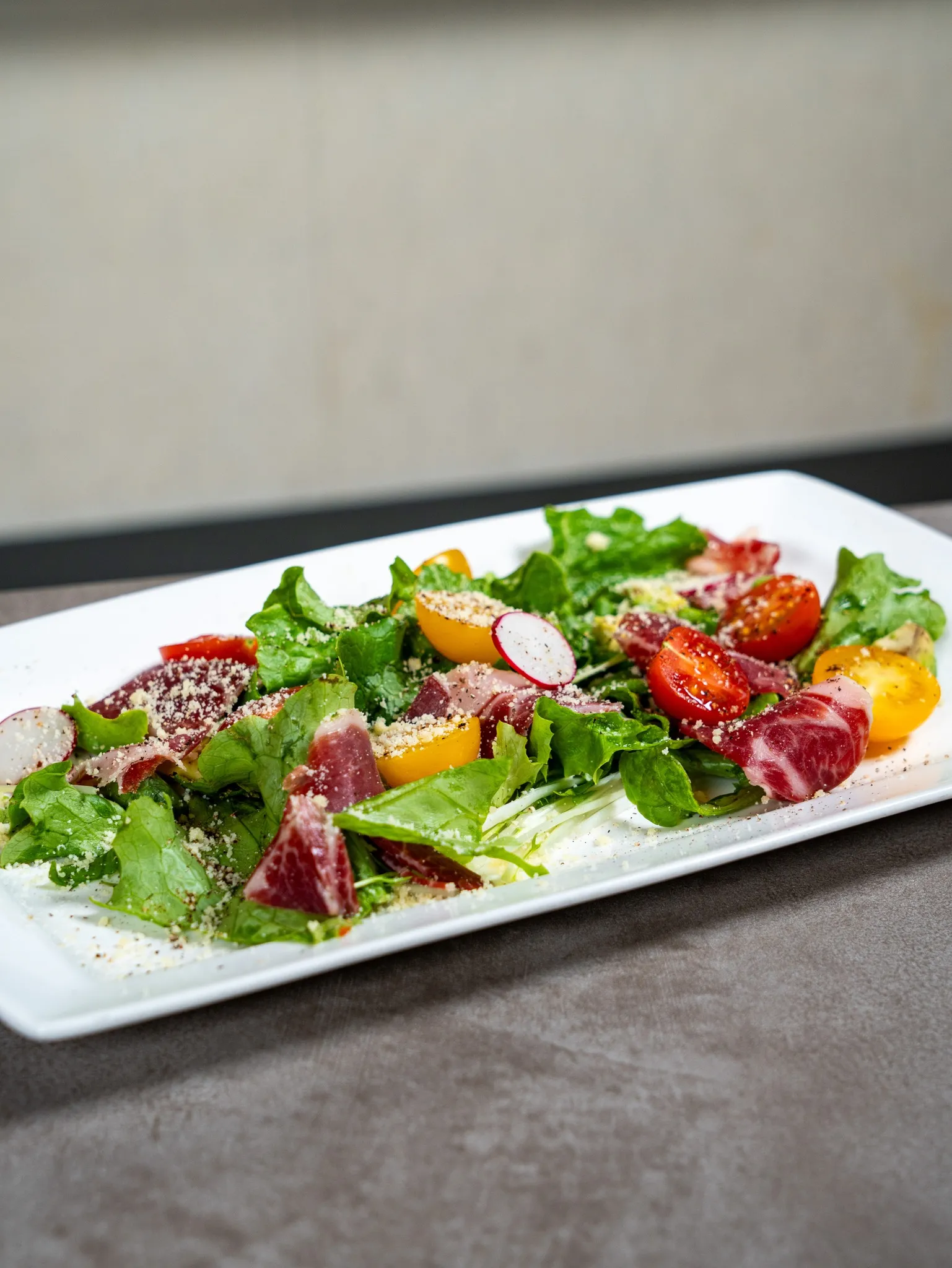 お肉料理を中心に楽しめる一方で、