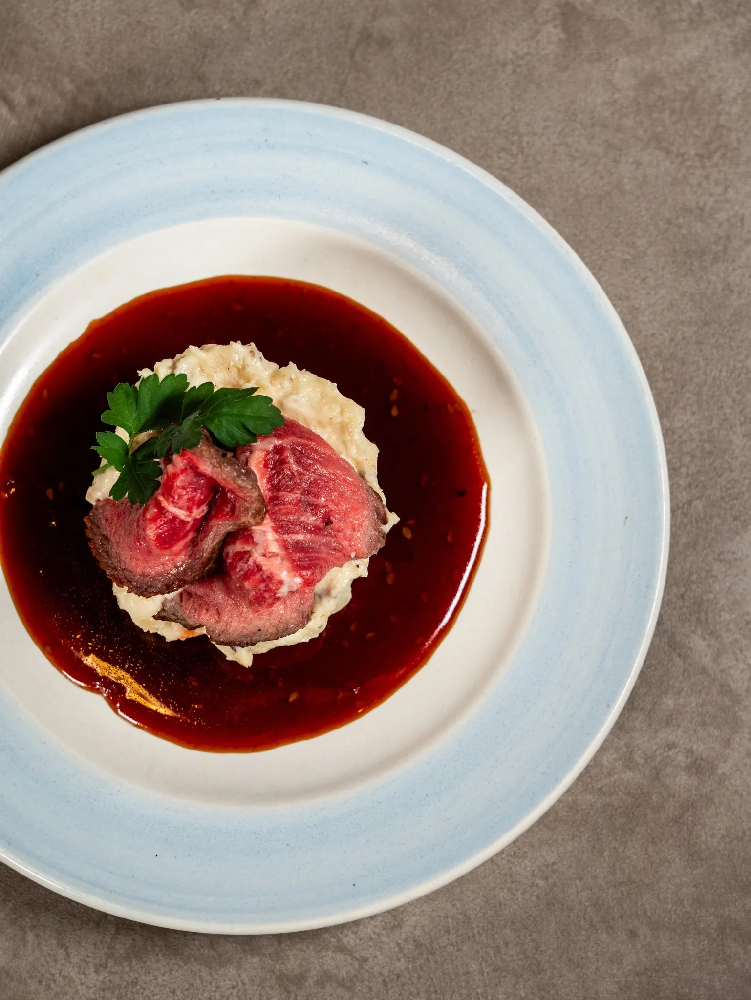 肉料理はもちろん、見た目も華やかな肉寿司など、